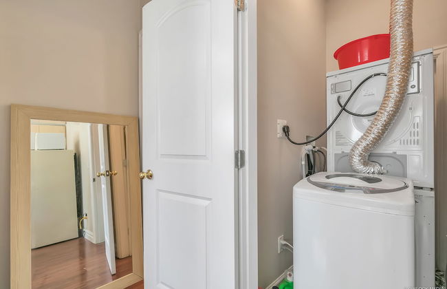 Bright 2 BR Private Suite by Elevate Rooms - Photo 12