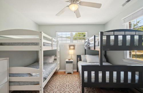 Cozy 2BR Condo - Beachside Bliss with Yard Space condo - Foto 16