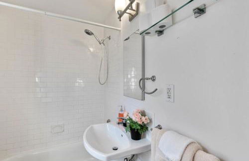 Beautiful 3BR 2BA Colonial House by CozySuites - Foto 15