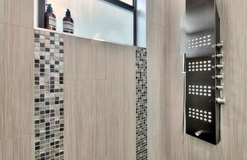 Lynoras Luxe Estate 3 bedroom 3 bath with Modern Design and Heated Pool - Foto 140