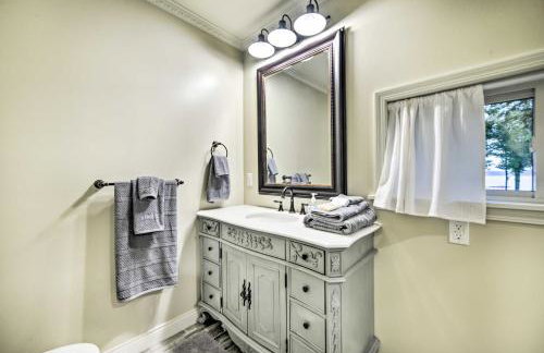 Charming Lakefront Home with Grill and Fire Pit! - Foto 19