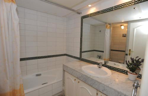 Bonito piso con jardines y piscina - Photo 29