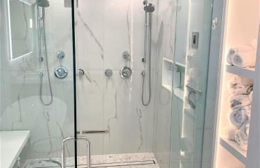 The J Luxury Villa - Southampton Poolside Retreat with Sauna - Foto 40