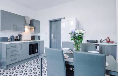 3-BR Home in Wigan | Free Wi-Fi | Comfortable Stay - Photo 1