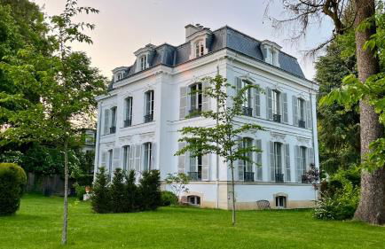Signature topfloor flat in a shared XIX century Mansion in Western Paris - Foto 1