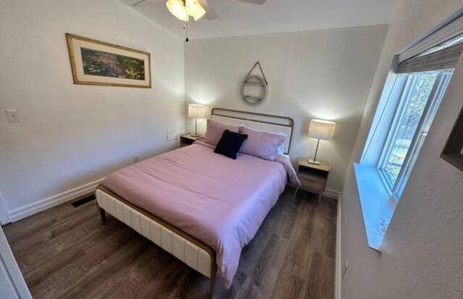 Enchanting Getaway: Farmhouse and Tiny House Duo - Foto 5