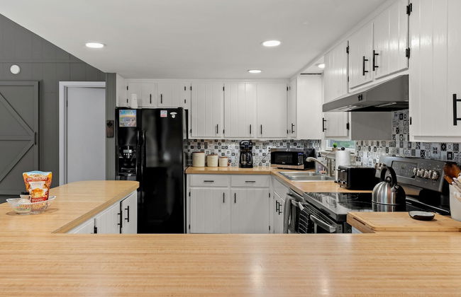 The Evergreen Escape by Avantstay Modern Cabin w Volleyball Court Hot Tub - Foto 16