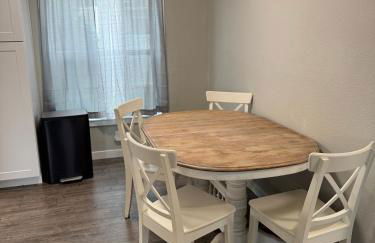 Family & Pet friendly 3 bdrm home with full kitchen and fenced yard - Foto 4