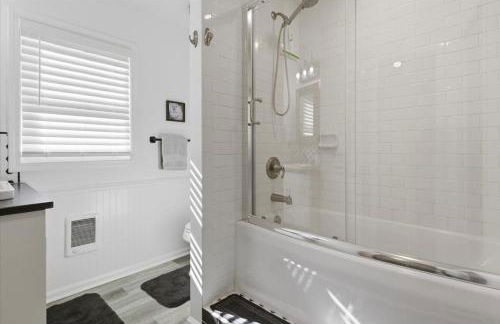 Lakefront w/ Private Dock, 2 Slips, Swim Mat, Firepit, & Covered Patio 44mm - Foto 37