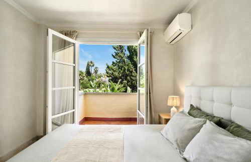 Stylish Apartment with Pool - Photo 10