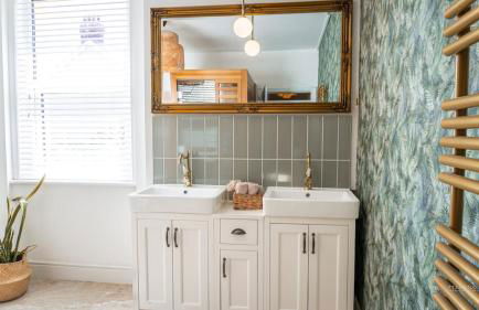 Tranquil Victorian Villa with Hot Tub & Sauna - Foto 9