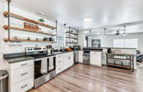 Riverfront Royal Home with Hot Tub and Fire Pits! - Foto 8