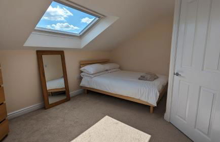 Cheltenham large house with gym, bar & hot tub - Photo 30