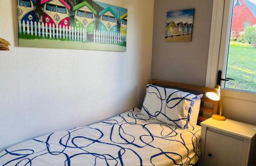 Kingsdowns Top Family Chalet, stunning and cosy interiors, indoor heated pool, mini golf, tennis court, BBQ and beach! - Foto 19