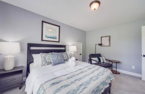 5BR Farmhouse Lake Retreat Pool Hot Tub Theater - Foto 18