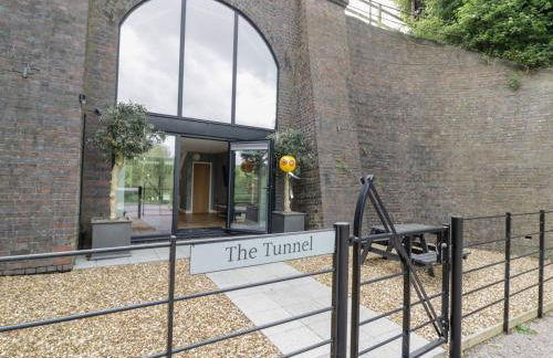 The Tunnel at Bridge Lake Farm and Fishery - Foto 3