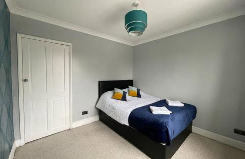 Luxurious Detached Holiday House Free Parking near Airport Town Centre Railway Station - Foto 10