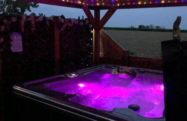 Couple’s Lodge With Hot Tub - Foto 13