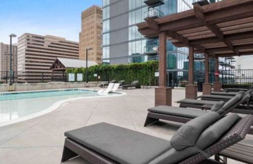 The Luxe -Highrise, Balcony, Year-round Pool, City View! - Foto 16