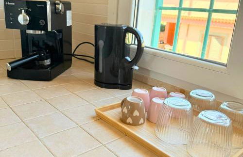 Azure Oasis with parking near the airport & beach - Foto 22