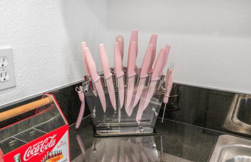 Luxury Pool View Spa Suite-Massage Chair-Steam Sauna-Welcome Champagne ! - Foto 41