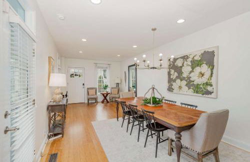 Rhythm & Rest Group Stay with Grill & Cozy Fireplace - Foto 5