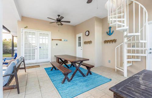 SAND CASTLE-Fun For Big Groups-Walk to Beach, Heated Pool, Lanai - Foto 8