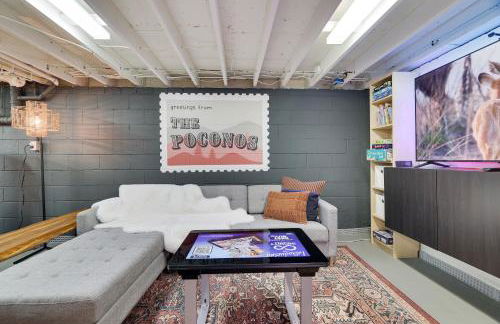 Family Pocono Gem by the lake with private sauna, hot tub, and huge game room - Foto 7