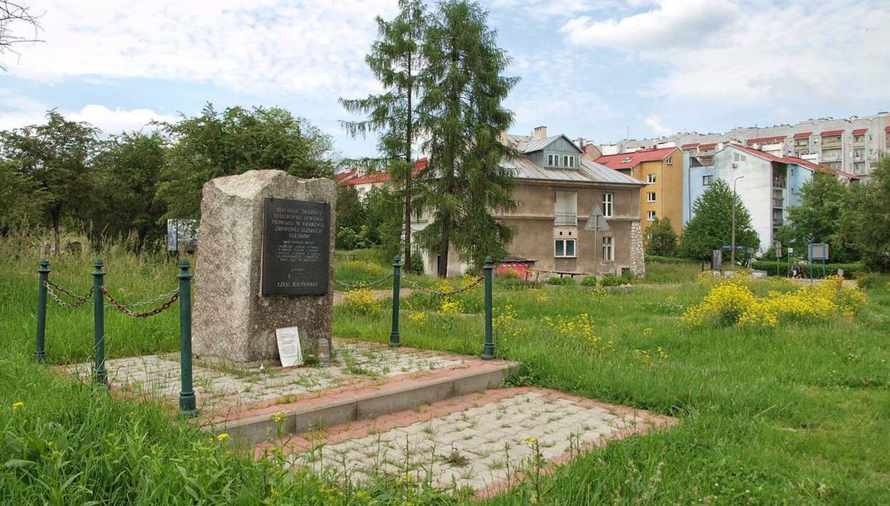 Una lapide e la Casa Grigia sullo sfondo