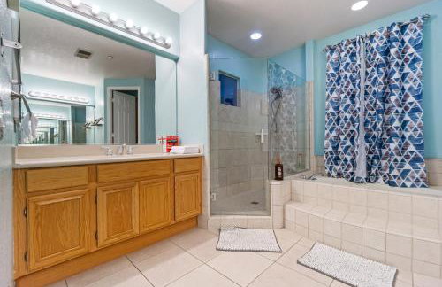 Entire Private Home with 5 Bedrooms 4 Bathrooms 3000 Sq ft Villa, Pool, Hot Tub, Nature, Garage, Winery, Available Now - Foto 25