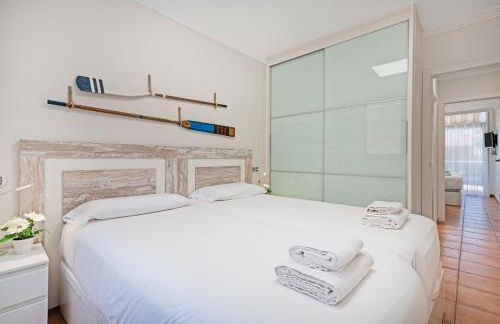 Cozy 2BR Retreat With Big Terrace, Peaceful Stay Minutes Away From the Beach - Foto 14