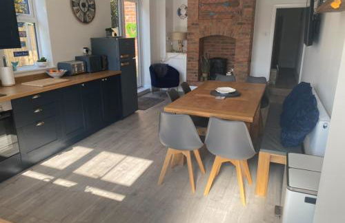 Blissful 4-Bedroom Home with Hot tub - Foto 7