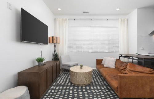 Condo with Free Parking, 3 mi Downtown & Stadium, by Coffee - Foto 13