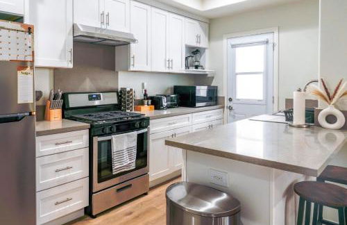 Cozy Luxe Unit Near Disneyland - Sleeps up to 10! EV Friendly & King Bed - Foto 13