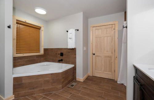 Boone Getaway Dog Friendly, Hot Tub, Fire Pit! - Foto 25