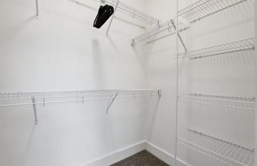 Skyline Retreat - Free Parking, Pool, Balcony - Foto 30