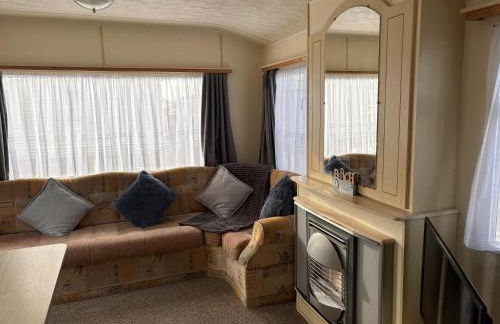 Caravan Sleeps 4 with Free Parking - Foto 9