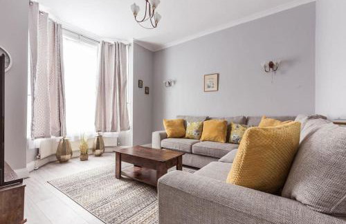 4 bedroom house, 2 Min Walk From Station - Photo 1