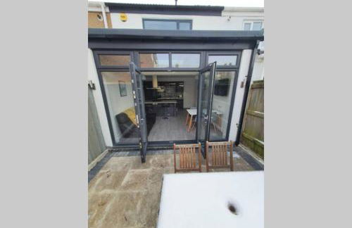 Oole 2 bed & en-suites house with parking near beach - Foto 8