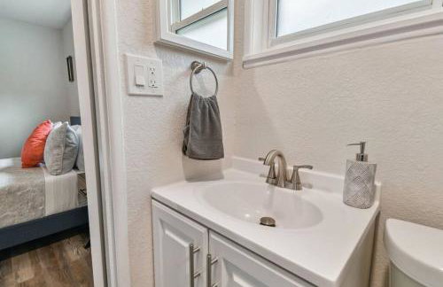 Family Friendly Beach Escape - Modern Retreat near Beaches - Sleeps 6 - Fast WiFi - Foto 6