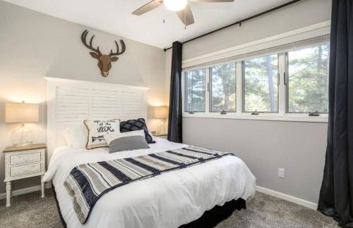 Lakefront Luxury with Private Beach, Sleeps 14 - Foto 33