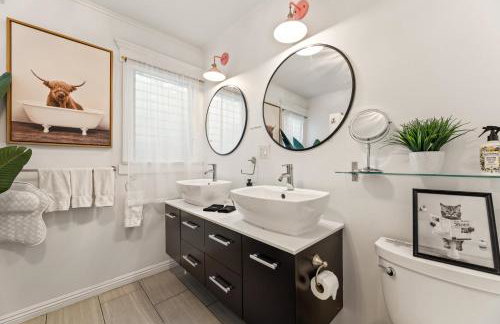 Los Angeles charming big house, king bed, parking, EV - Photo 10