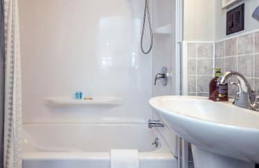 Cozy 2-bedroom Cottage with Access to Bantam Lake - Foto 7