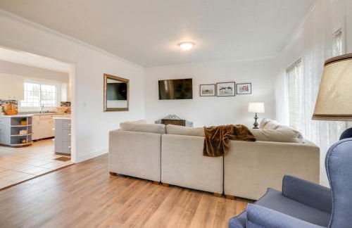 Cozy Mtn-View Retreat with Yard Near Hiking and Golf! - Foto 8