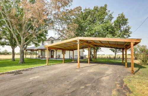 Remodeled Farmhouse on 18 Acres 8 Mi to Elgin! - Foto 27