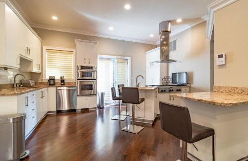 Luxurious Gold Coast 4BR 4-Story Villa with Parking Sleeps 12 Guests - Photo 28