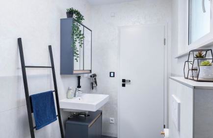 ALFA Stuttgart Doppelzimmer mit Teeküche und Terrasse Porsche Bosch l Gemeinschaftsbad WIFI SmartTV l Double room with kitchenette and terrace l shared bathroom BS21A5 - Foto 18