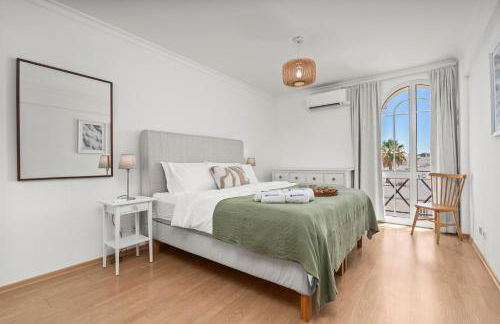 Elegant Flat with Pool & Balcony by HostWise - Foto 3