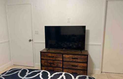 Master Bedroom w Pvt Bath in shared home - Foto 5