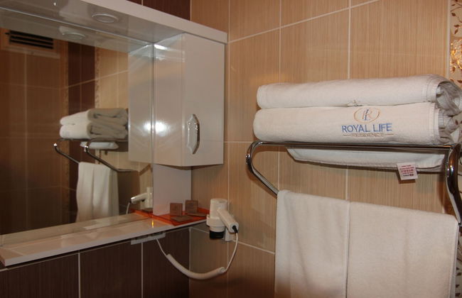 Royal Life Residence - Photo 29